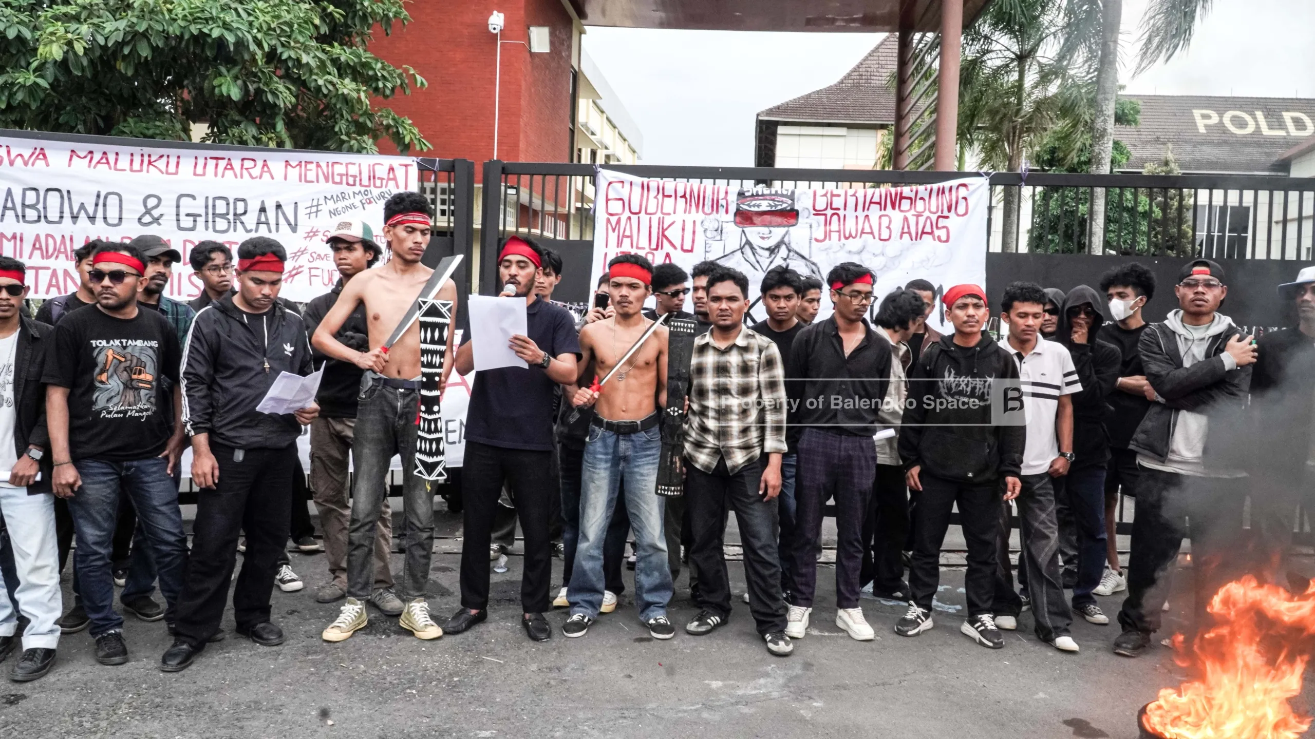 tuntutan Aksi GEMPUR yang dibacakan Aliansi Generasi Muda Kepulauan Rempah saat mengkritik kebijakan "Jakarta" dan Pemprov Malut di depan Polda DIY, Senin (7/9/2026). (Foto: Dok. @Malawang-melawan/Balengkospace.com)