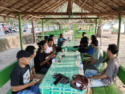 Pererat Tali Silaturahmi, IKA PMII Malut, Ansor, dan NU Morotai Berkumpul di Pantai Army Dock