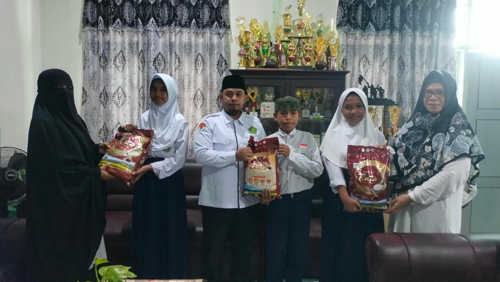 Semangat Berbagi di Morotai: MTs Negeri 1 Bagikan Sembako Jelang HSN