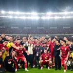 Presiden Prabowo Subianto berfoto bersama tim nasional sepak bola Indonesia usai menyaksikan langsung pertandingan melawan Bahrain, di Stadion Utama Gelora Bung Karno, Jakarta, Selasa (25/3/2025).