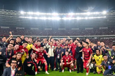 Presiden Prabowo Subianto berfoto bersama tim nasional sepak bola Indonesia usai menyaksikan langsung pertandingan melawan Bahrain, di Stadion Utama Gelora Bung Karno, Jakarta, Selasa (25/3/2025).